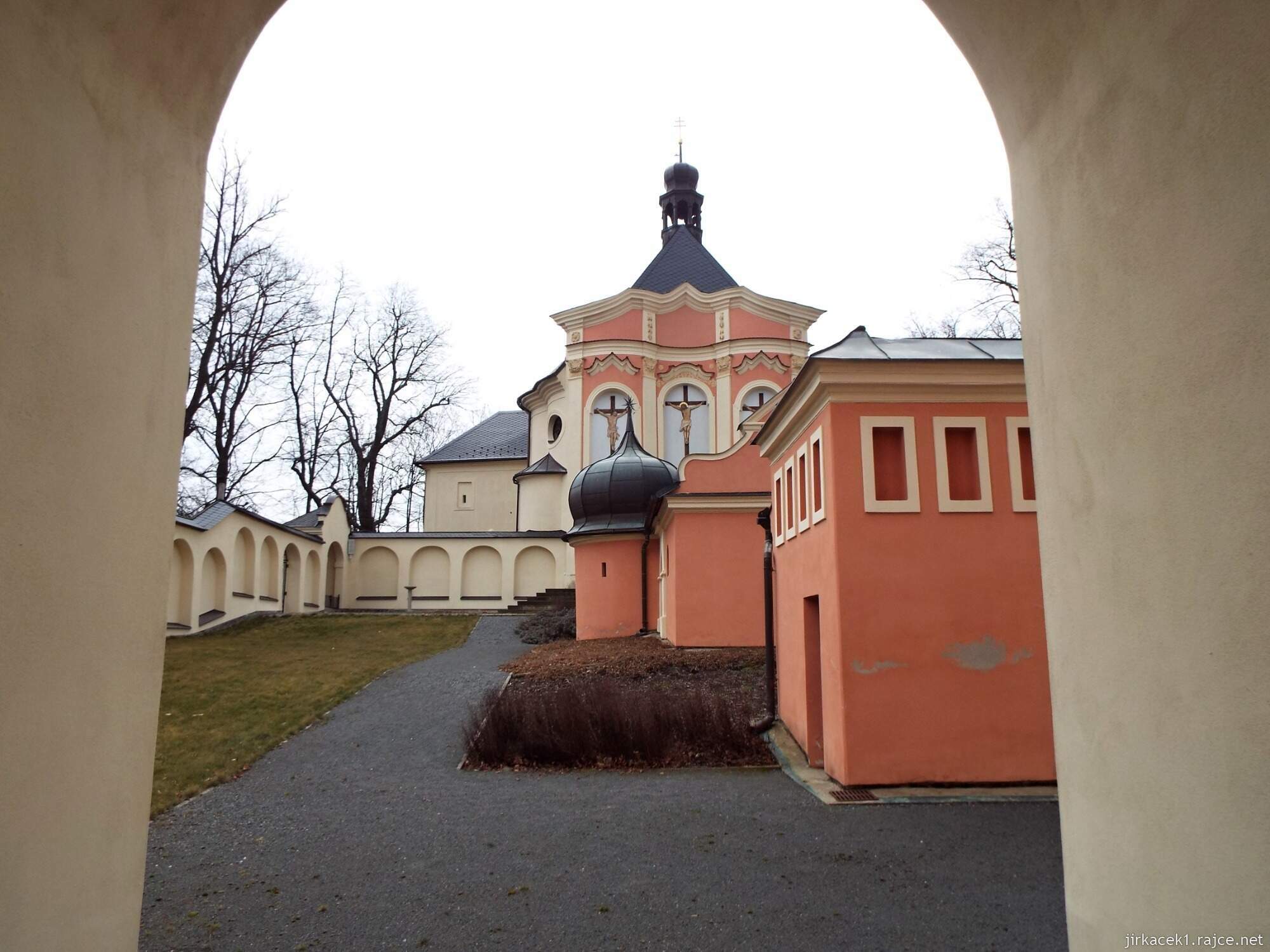 03 - Jaroměřice - Kalvárie 17 - Kostel Povýšení sv. Kříže - kaple Panny Marie a za ní Betlémská kaple s hrobní Kristovou kaplí v patře