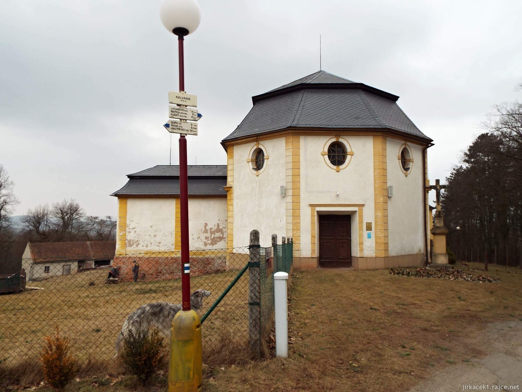 03 - Jaroměřice - Kalvárie 28 - Loretánská kaple Panny Marie Ustavičné Pomoci a rozcestník