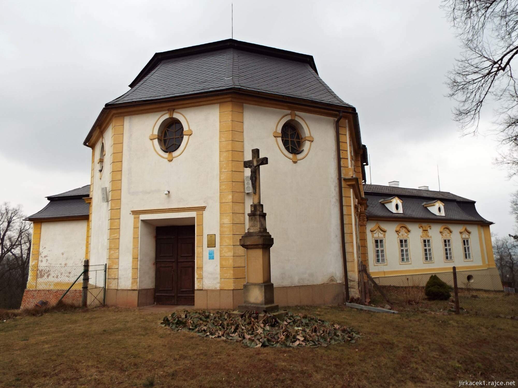 03 - Jaroměřice - Kalvárie 31 - Loretánská kaple Panny Marie Ustavičné Pomoci a kříž
