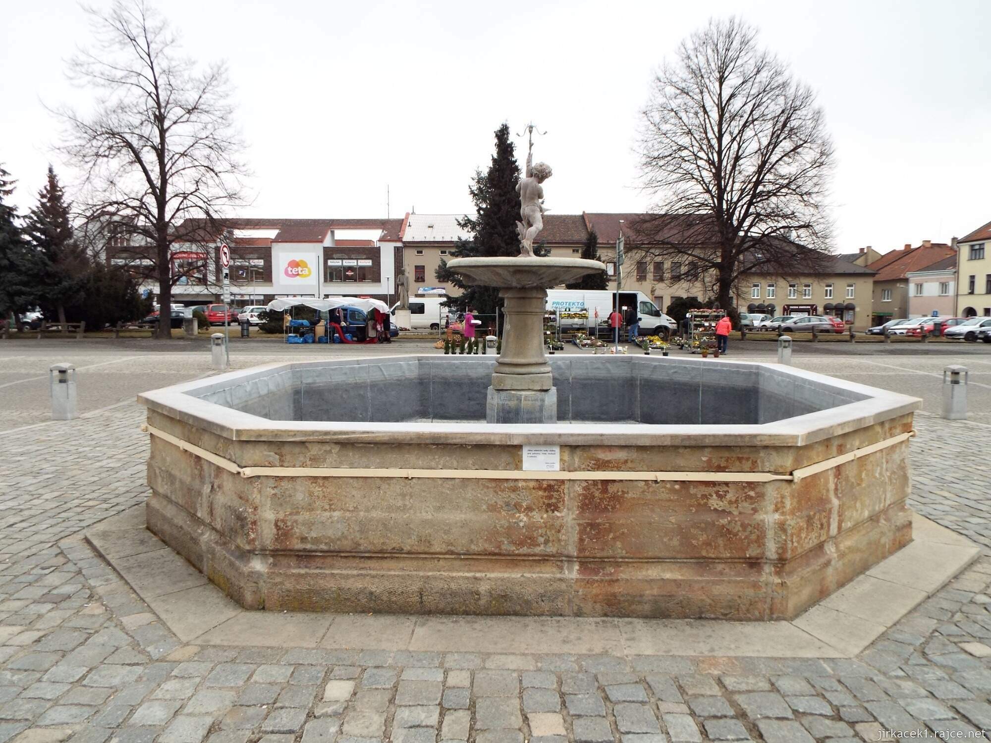 09 - Jevíčko - Palackého náměstí 17 - kašna