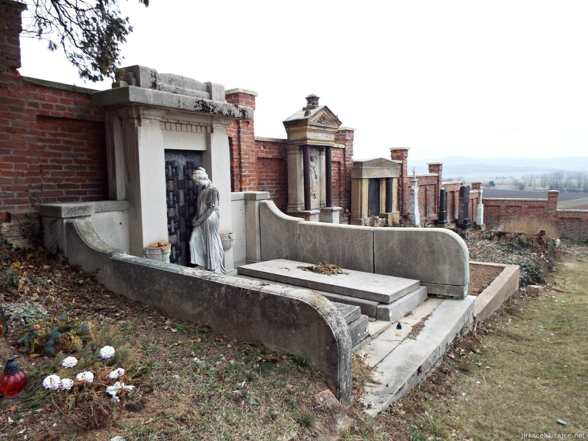 12 - Jevíčko - Kostel sv. Bartoloměje 12 - hroby