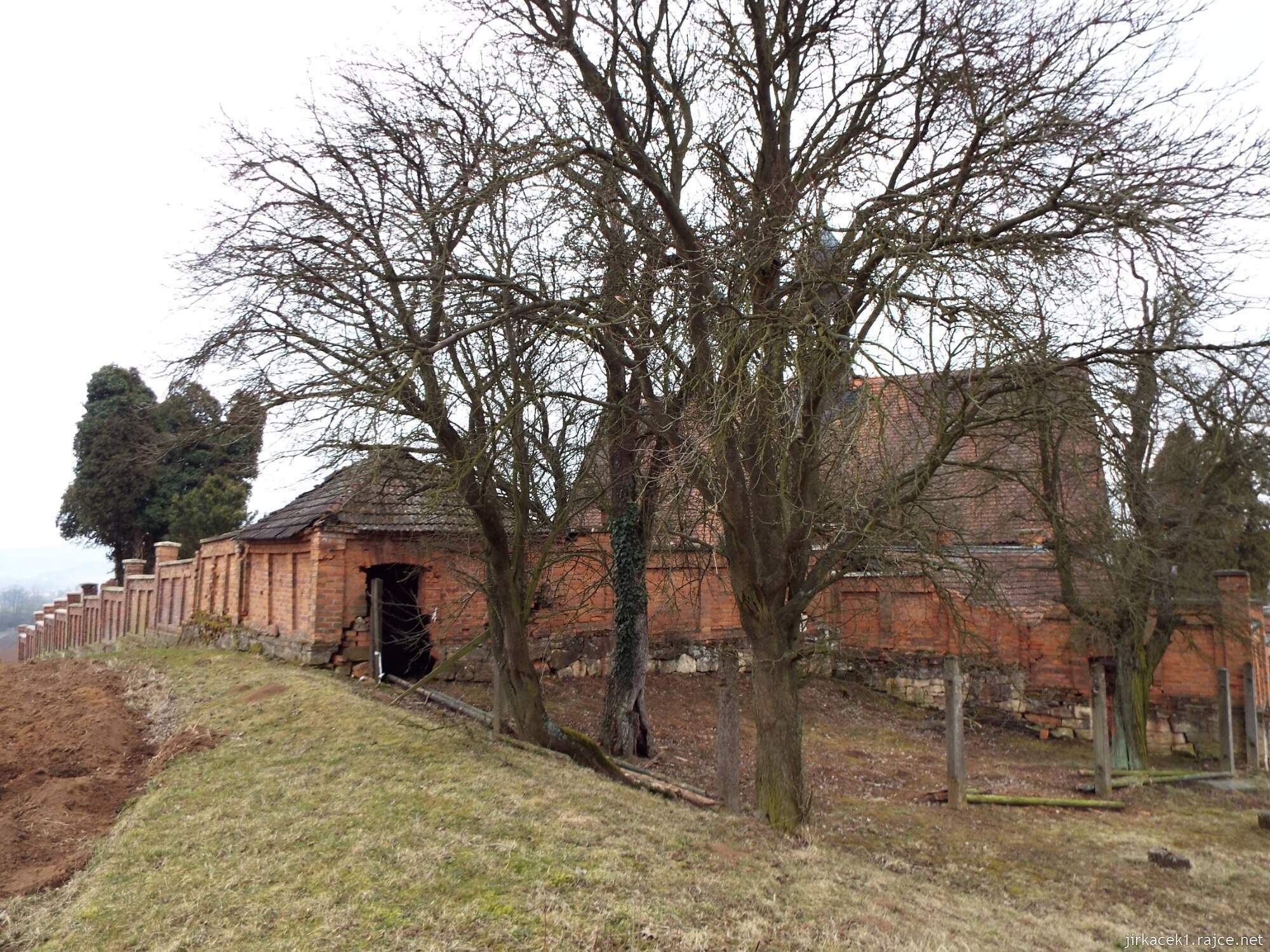 12 - Jevíčko - Kostel sv. Bartoloměje 21 - cihlová zeď