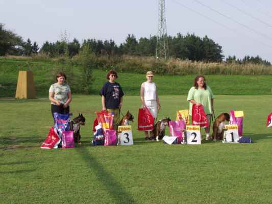 Vítězové kategorie IPO 3 - zleva: Kateřina Fialová (ICh. Wendy z Dybohůrky), Jitka Baxová (Baccara Hora osudu), Jana Žáčková Dr. (Bardotka Pirisová bedna), Kateřina Semelková (Agassi Pirisová bedna)