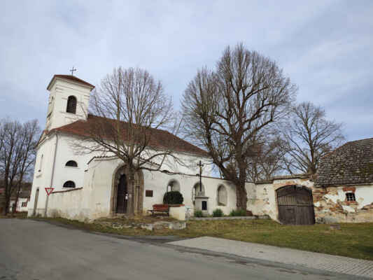 kaple sv. Markéty - Kaple přestavěná r. 1861 se dochovala z původního kláštera. V hřbitovní zdi se dochovaly zbytky tohoto cisterciáckého kláštera – románské prvky s půlkruhovými okénky, raně gotickým portálem a obloučkovým vlysem a prstenci cisterciácko-burgundského typu.