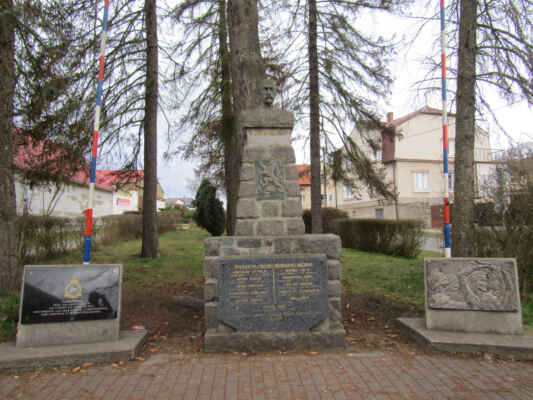 Původní pomník prezidenta Tomáše Garrigua Masaryka (1850–1937) byl doplněn pamětními deskami, které připomínají 11 politických obětí německého fašismu a líněnského rodáka Viléma Noska (1916–1944), československého stíhače 312. perutě Royal Air Force, který havaroval dne 11. června 1944 v mlze u Chichesteru, kde zahynul a je také pochován.