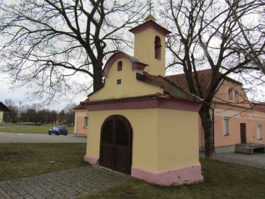 kaple sv. Václava - Jedná se o kulturní památku s barokním zvonem od Josefa Pernera z roku 1767.