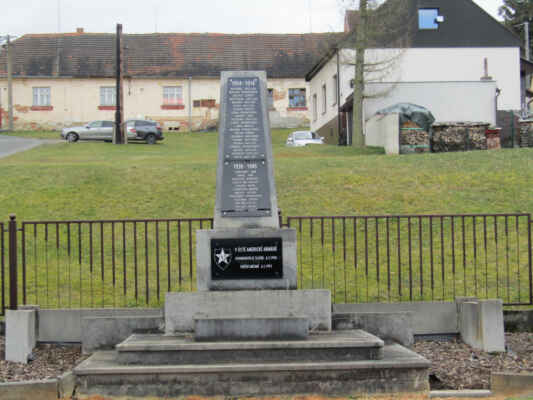 památník padlým ve válkách - Pomník stojí na návsi Svobody v obci Tlučná a připomíná 35 obětí 1. a 2. světové války a novější deska osvobození obce US armádou