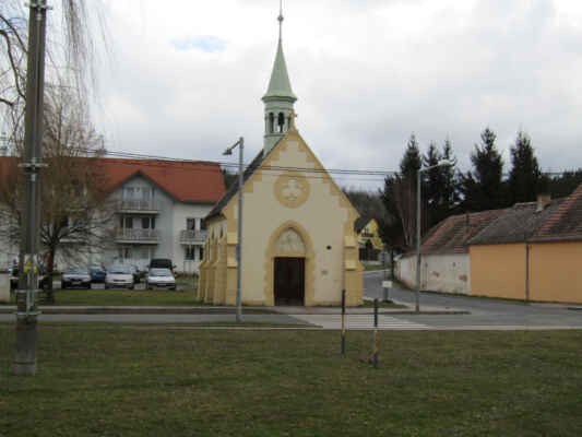 Novogotická kaple sv. Petra byla postavena v 2. polovině 19. století. Je situována v jihovýchodní části bývalého panského dvora.