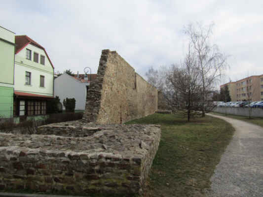 zbytky hradebního opevnění - Opevnění kolem města vzniklo na přelomu 13. a 14. století za vlády Václava II. a dosahovalo délky 1170 metrů. Šířka se pohybovala kolem 2 metrů a výška v rozmezí 9 až 6,5 metrů. Součástí hradeb bylo 37 hranolových bašt, dodnes se jich dochovalo 20, parkánová zeď a vodní příkop o hloubce až 8 metrů. Vlivem užívání modernějších střelných zbraní bylo opevnění modernizováno v 16. století.V současnosti spatříte dobře zachované velké části vodních příkopů, jižní část hradební zdi, zbytky bašt a dvě vstupní brány.