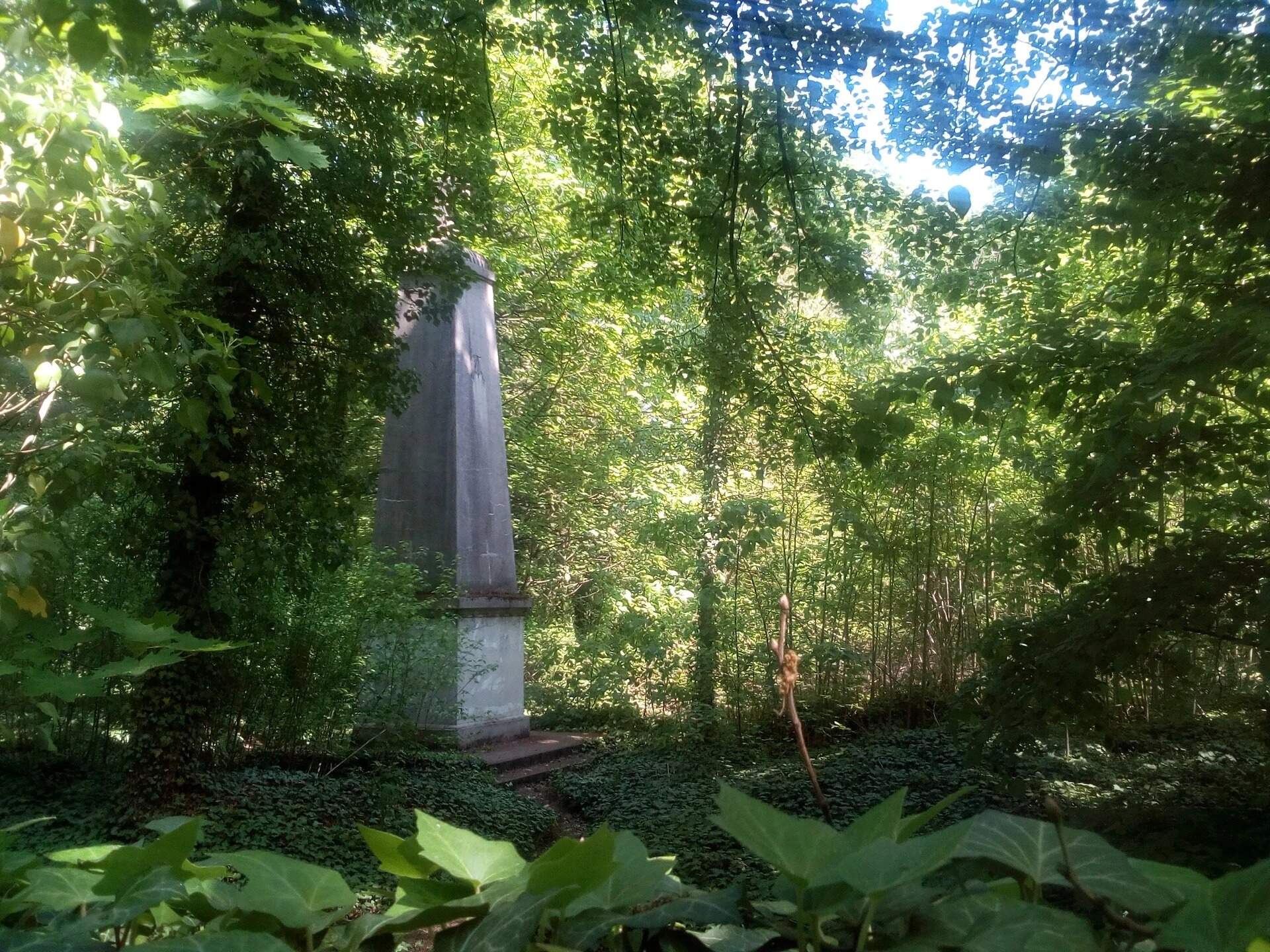 Bohnický hřbitov - pomník