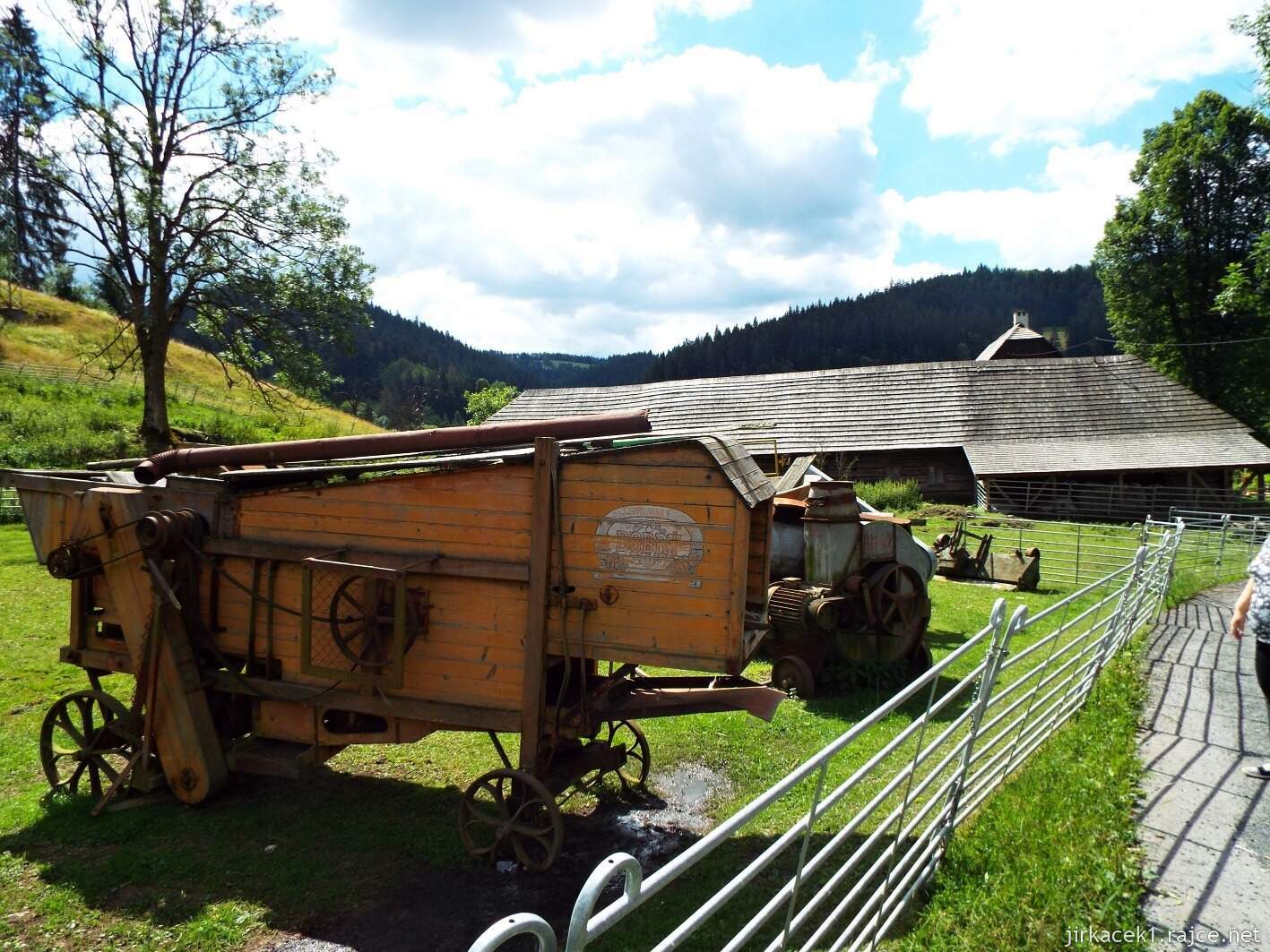 020 - Velké Karlovice - fojtství 05 - mlátička vedle fojtství