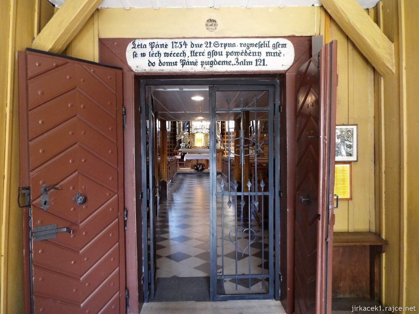 021 - Velké Karlovice - Kostel Panny Marie Sněžné 09 - vchod do kostela - kopie