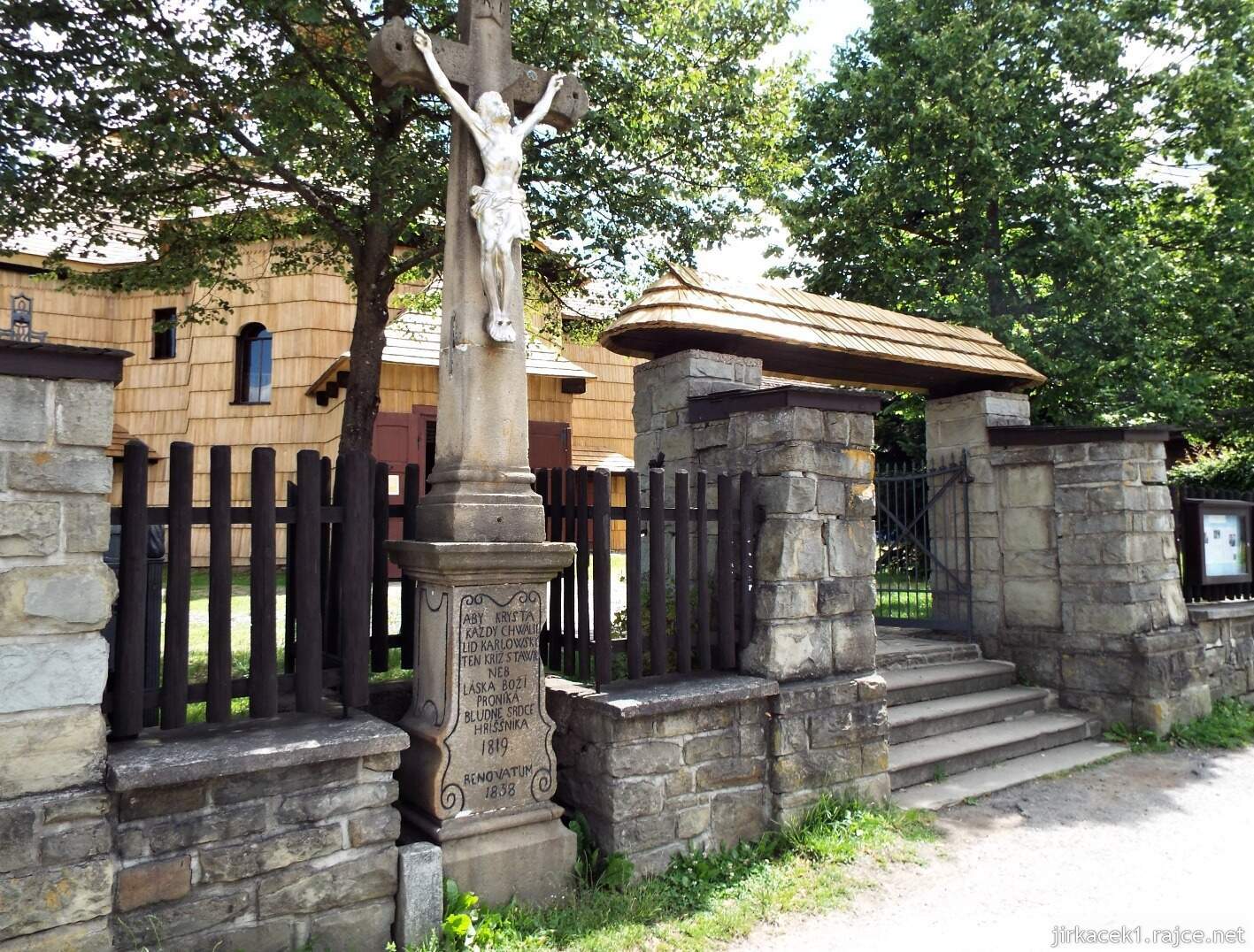 021 - Velké Karlovice - Kostel Panny Marie Sněžné 24 - kříž s Kristem u vchodu do areálu