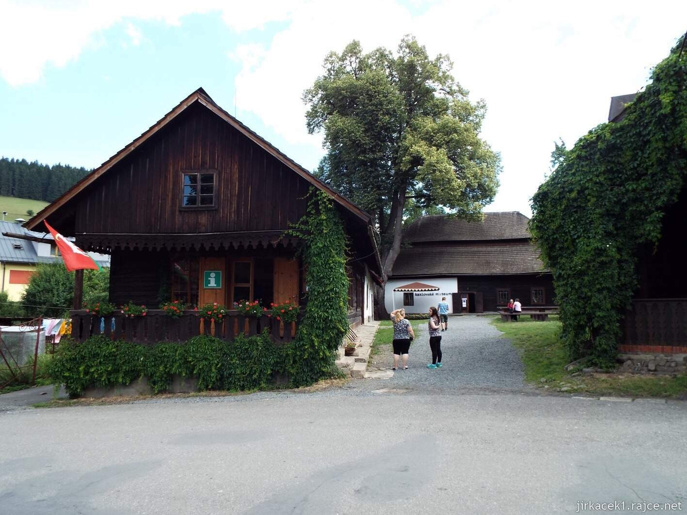 022 - Velké Karlovice - muzeum 01 - vpředu IC, vzadu muzeum