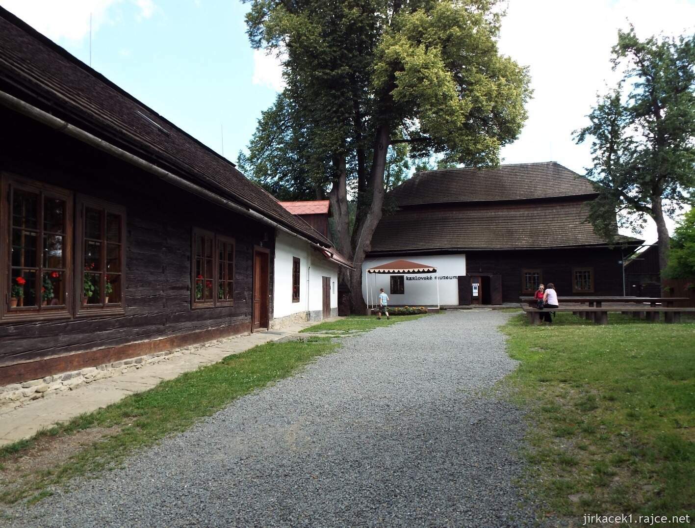 022 - Velké Karlovice - muzeum 02 - nádvoří muzea