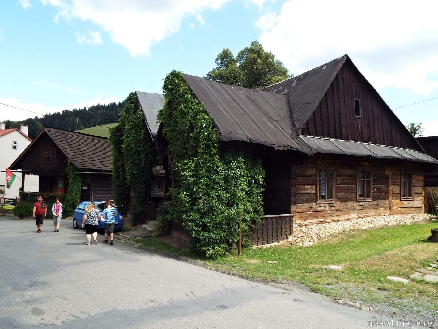 022 - Velké Karlovice - muzeum 04 - vlevo IC, vpravo dřevěnice vedle muzea
