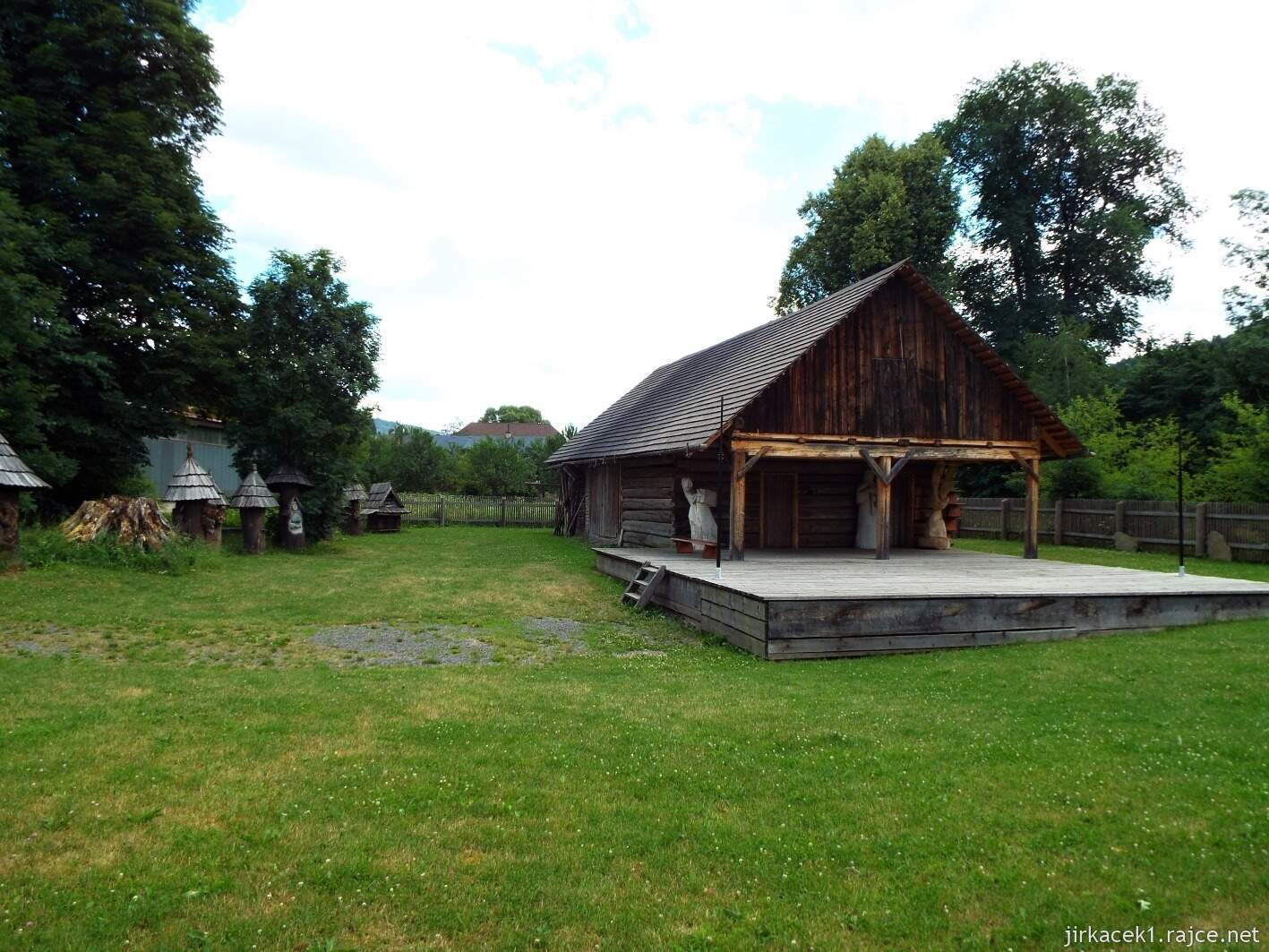 022 - Velké Karlovice - muzeum 10 - prostor za muzeem