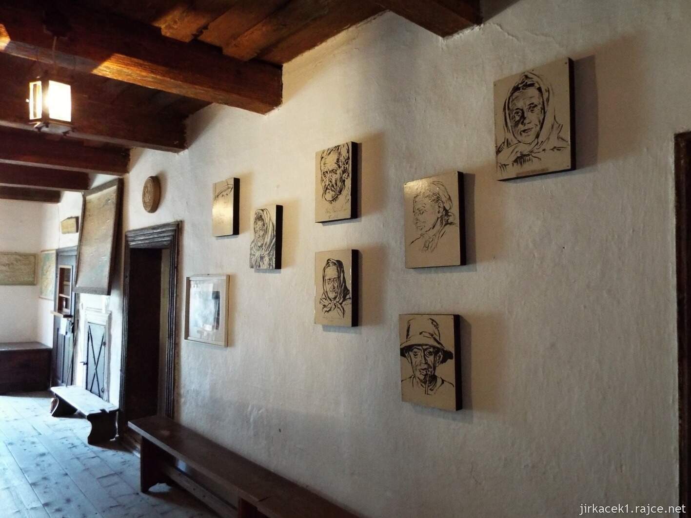 022 - Velké Karlovice - muzeum 32 - expozice na chodbě