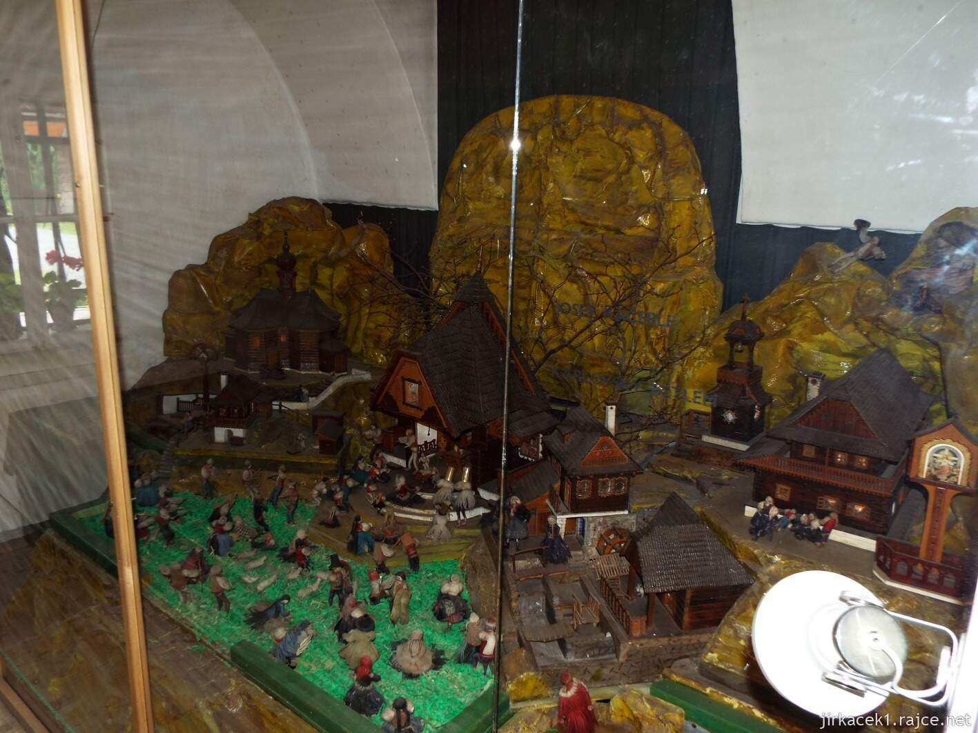 022 - Velké Karlovice - muzeum 42 - expozice dřevovýroby a řezbářství - betlém