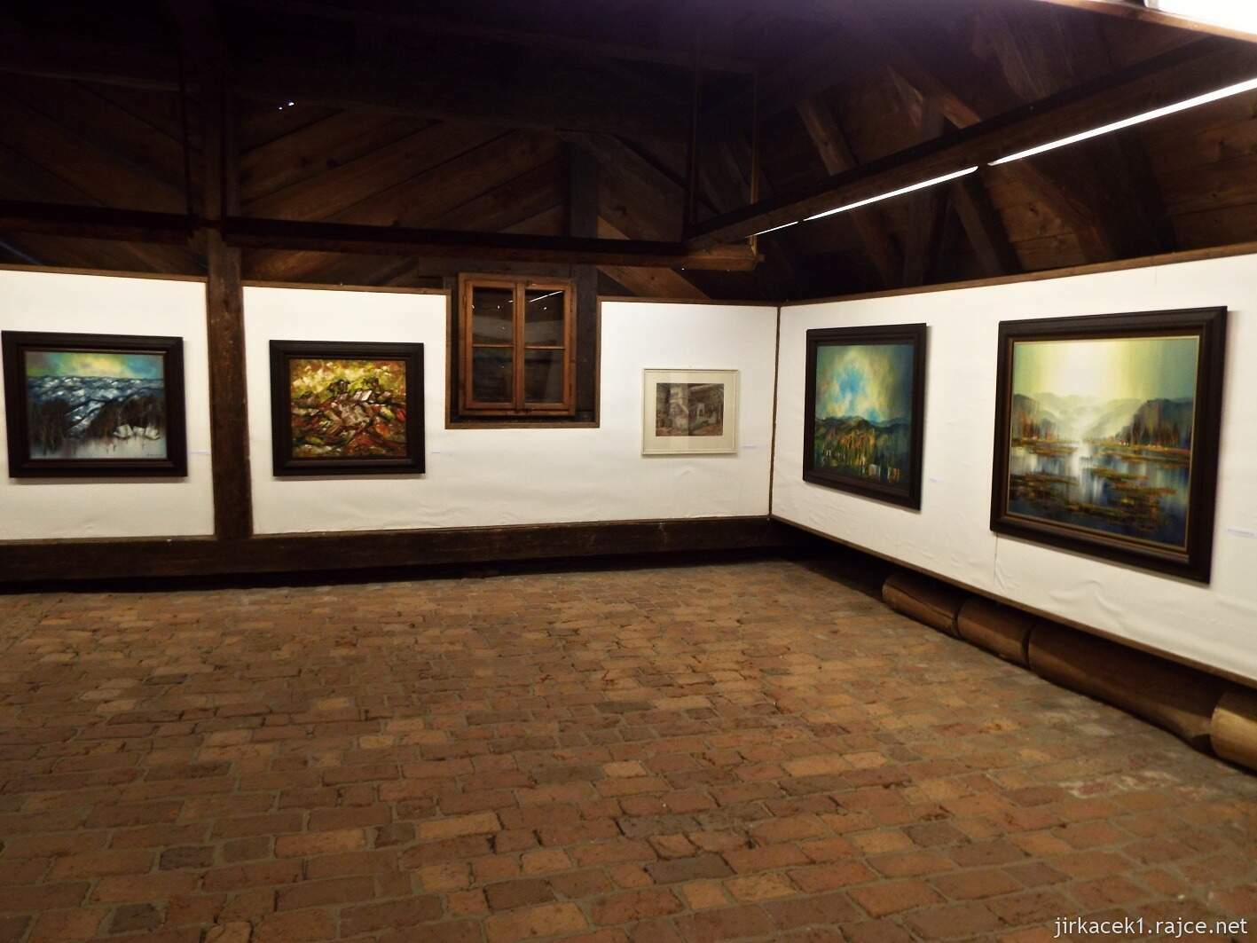 022 - Velké Karlovice - muzeum 48 - výstava obrazů na půdě