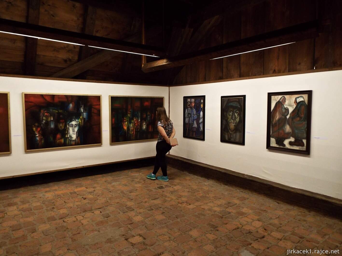 022 - Velké Karlovice - muzeum 49 - výstava obrazů na půdě