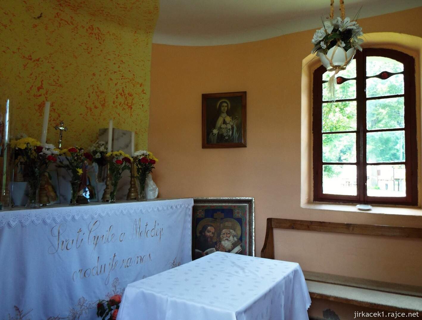 023 - Velké Karlovice - Kaple Cyrila a Metoděje na rozcestí Podťaté 08 - interiér