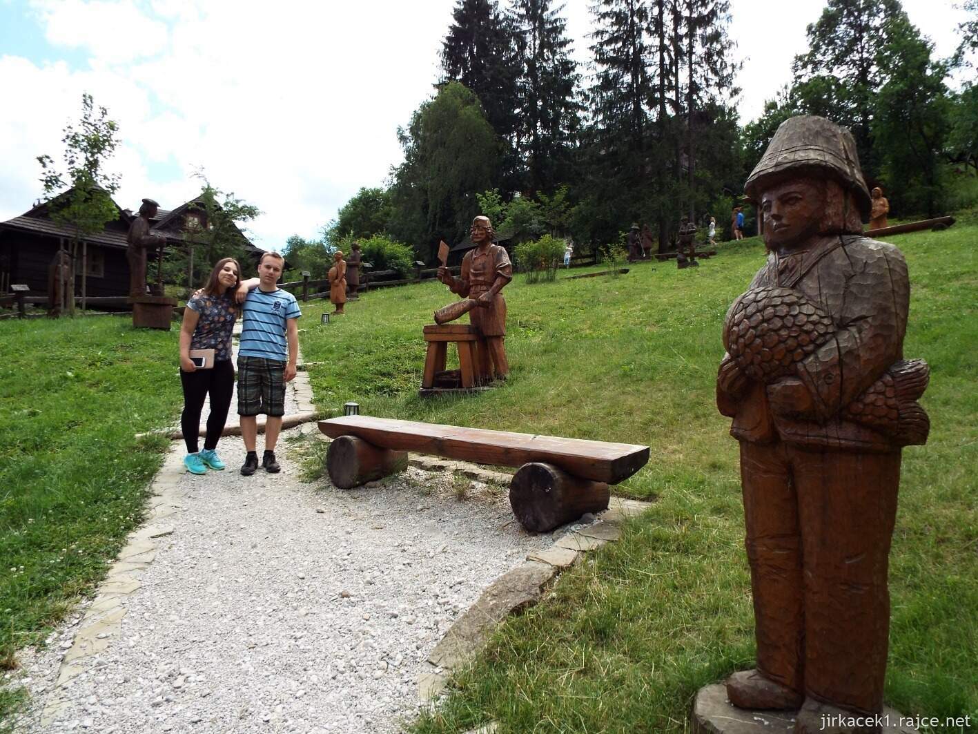 028 - Velké Karlovice - kaple sv. Huberta v Pluskovci 04 - Zuzka a Tomáš na cestičce mezi sochami