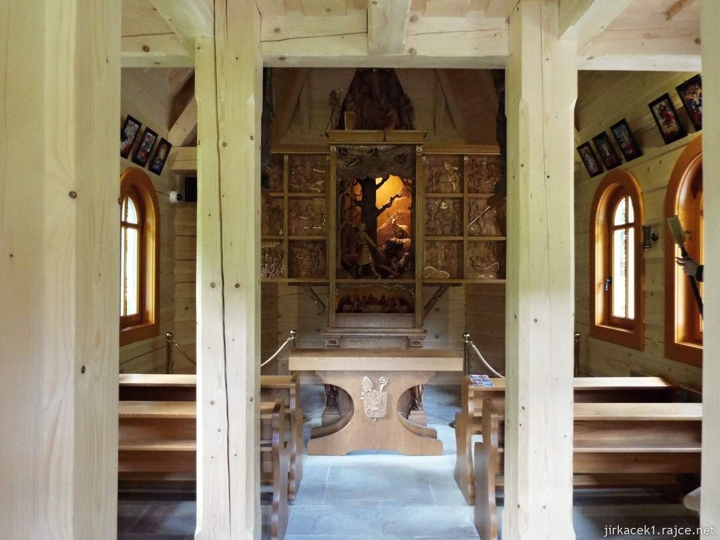 028 - Velké Karlovice - kaple sv. Huberta v Pluskovci 12 - interiér kaple