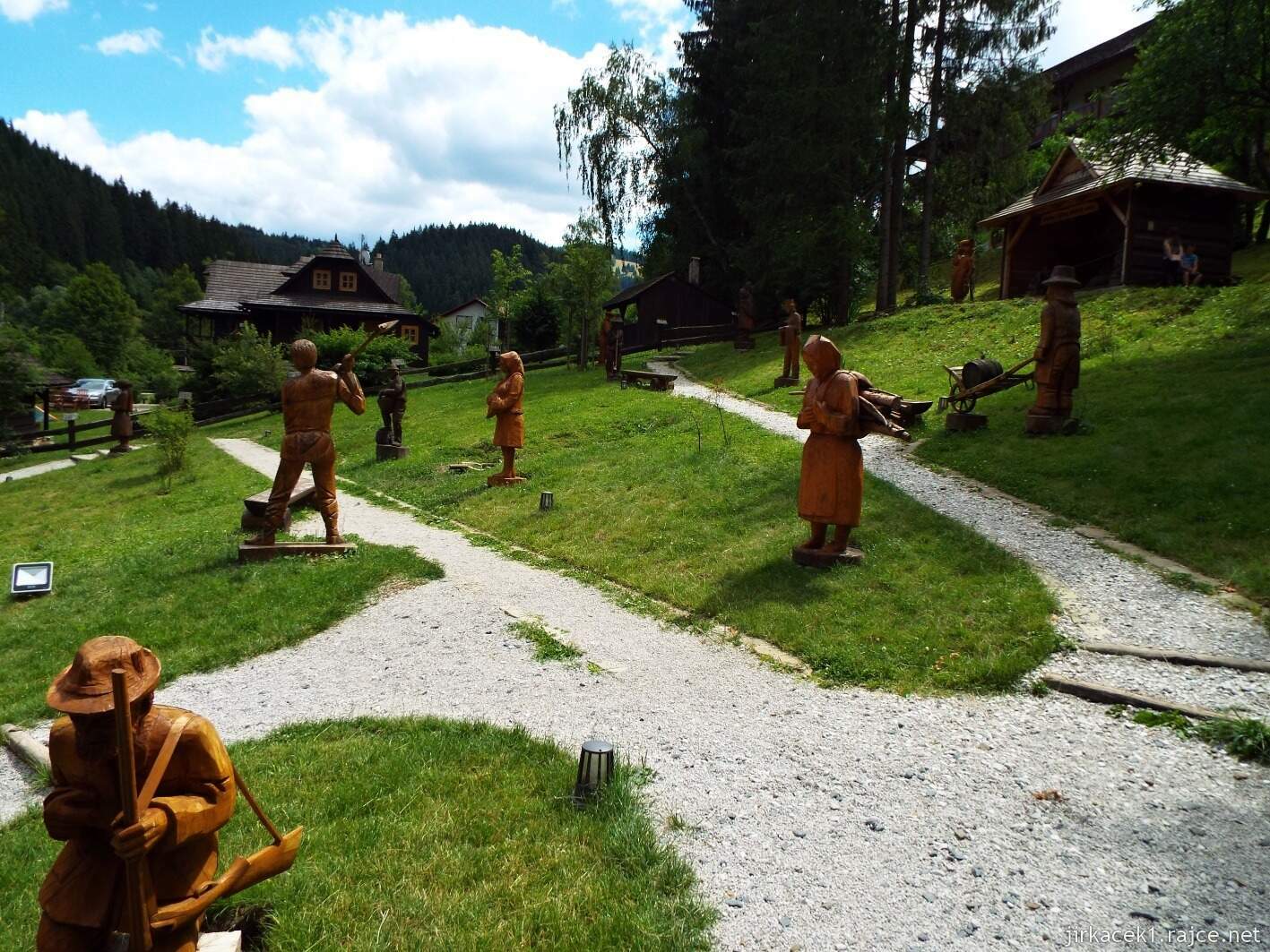 028 - Velké Karlovice - kaple sv. Huberta v Pluskovci 14 - sochy u kaple