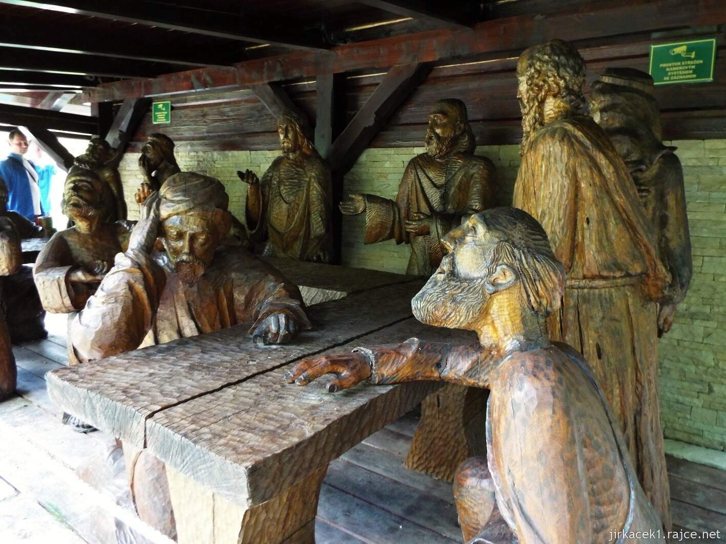028 - Velké Karlovice - kaple sv. Huberta v Pluskovci 16 - sochy u kaple - Poslední večeře Páně