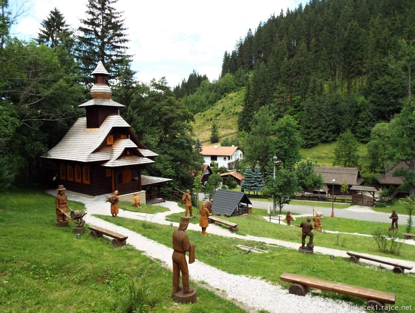 028 - Velké Karlovice - kaple sv. Huberta v Pluskovci 25 - kaple a sochy