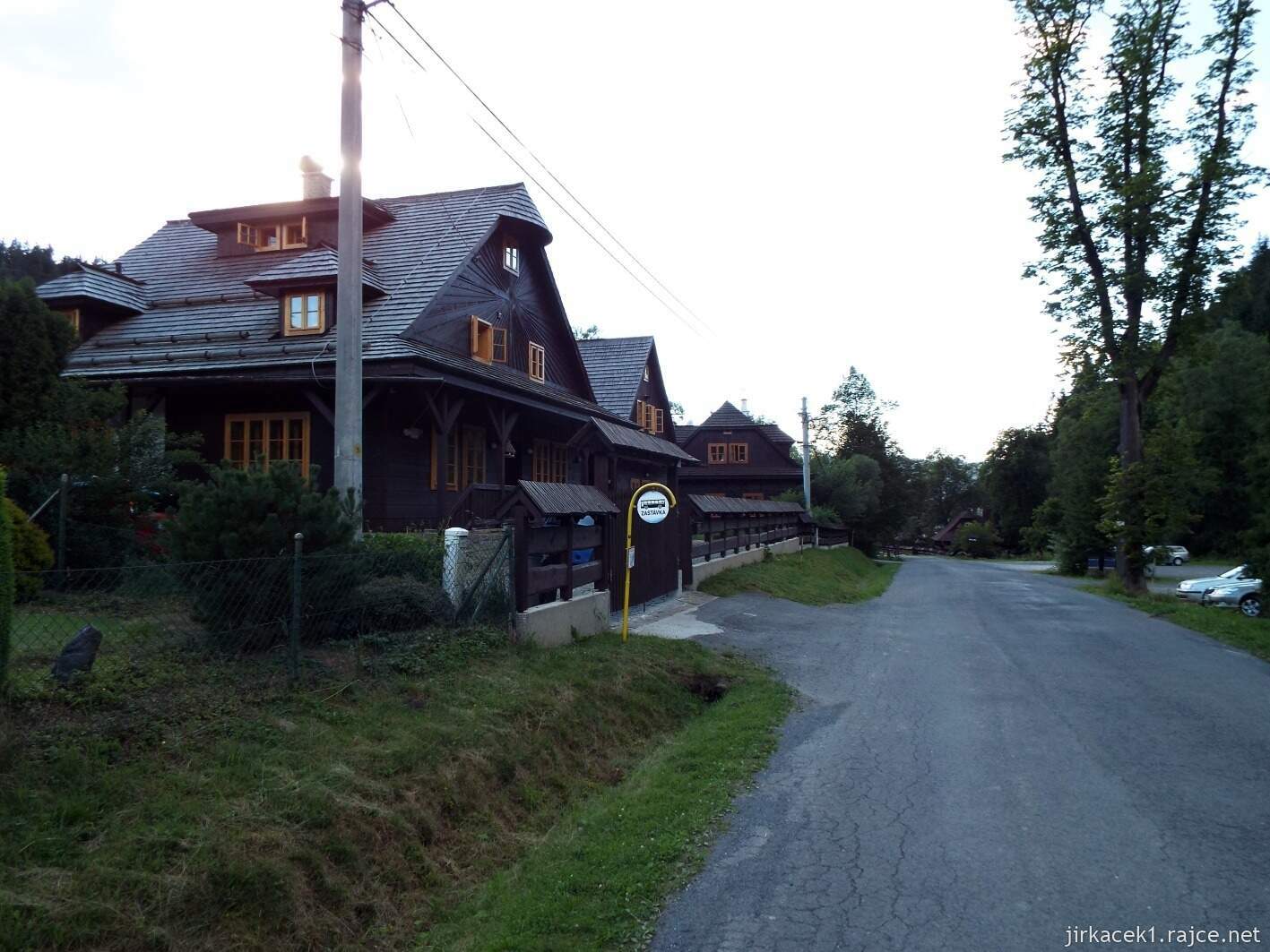 029 - cesta na Javorníček 01 - chatky u parkoviště pod hospodou Kyčerka