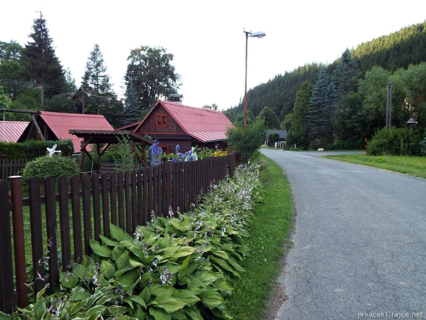 029 - cesta na Javorníček 03 - po žluté mezi domy v údolí Pluskovec