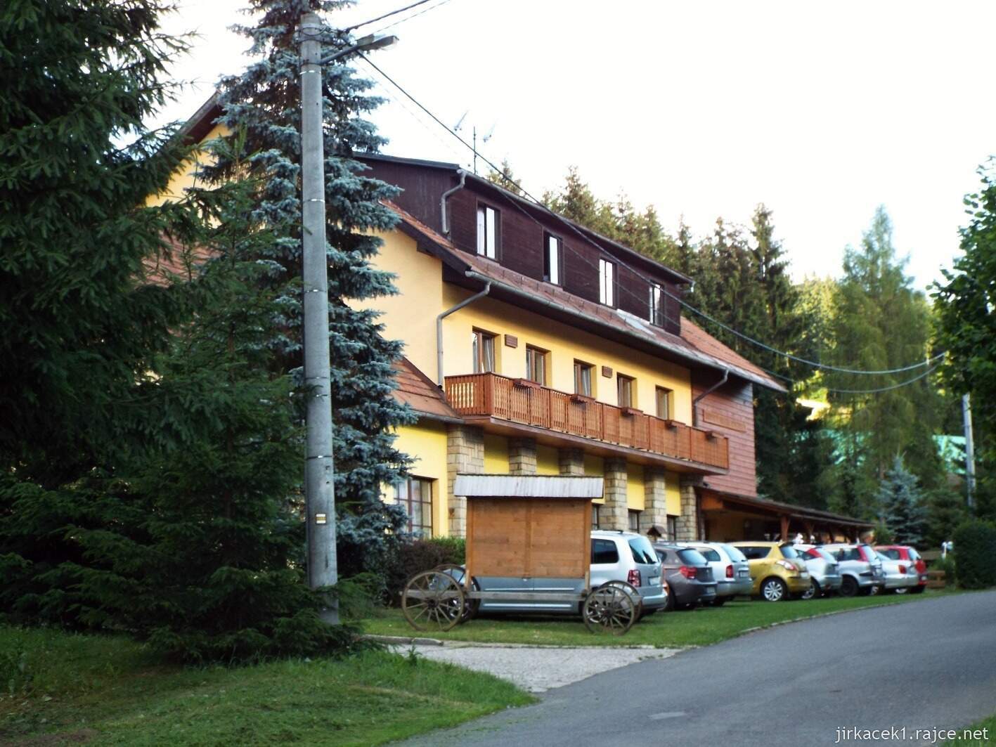 029 - cesta na Javorníček 05 - po žluté mezi domy v údolí Pluskovec - Horský hotel Kyčerka
