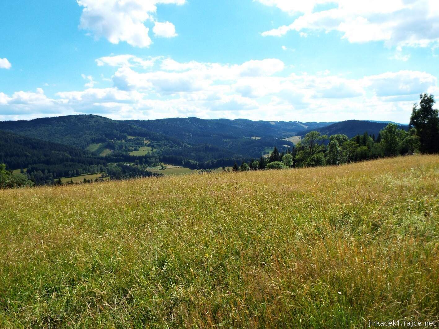 029 - cesta na Javorníček 42 - výhled z Javorníčku na hřeben Javorníků