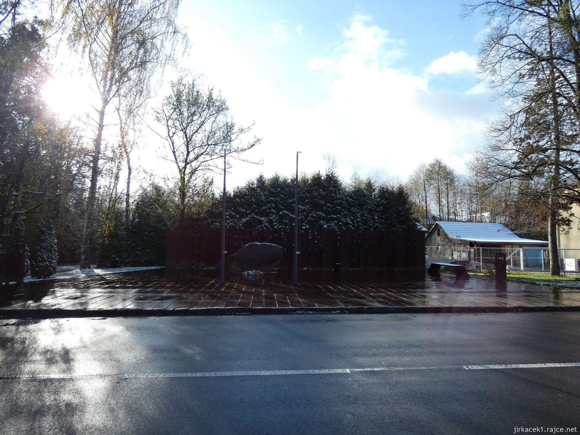 C - Ostrava - Poruba - pomník obětem válek a bludný balvan 010