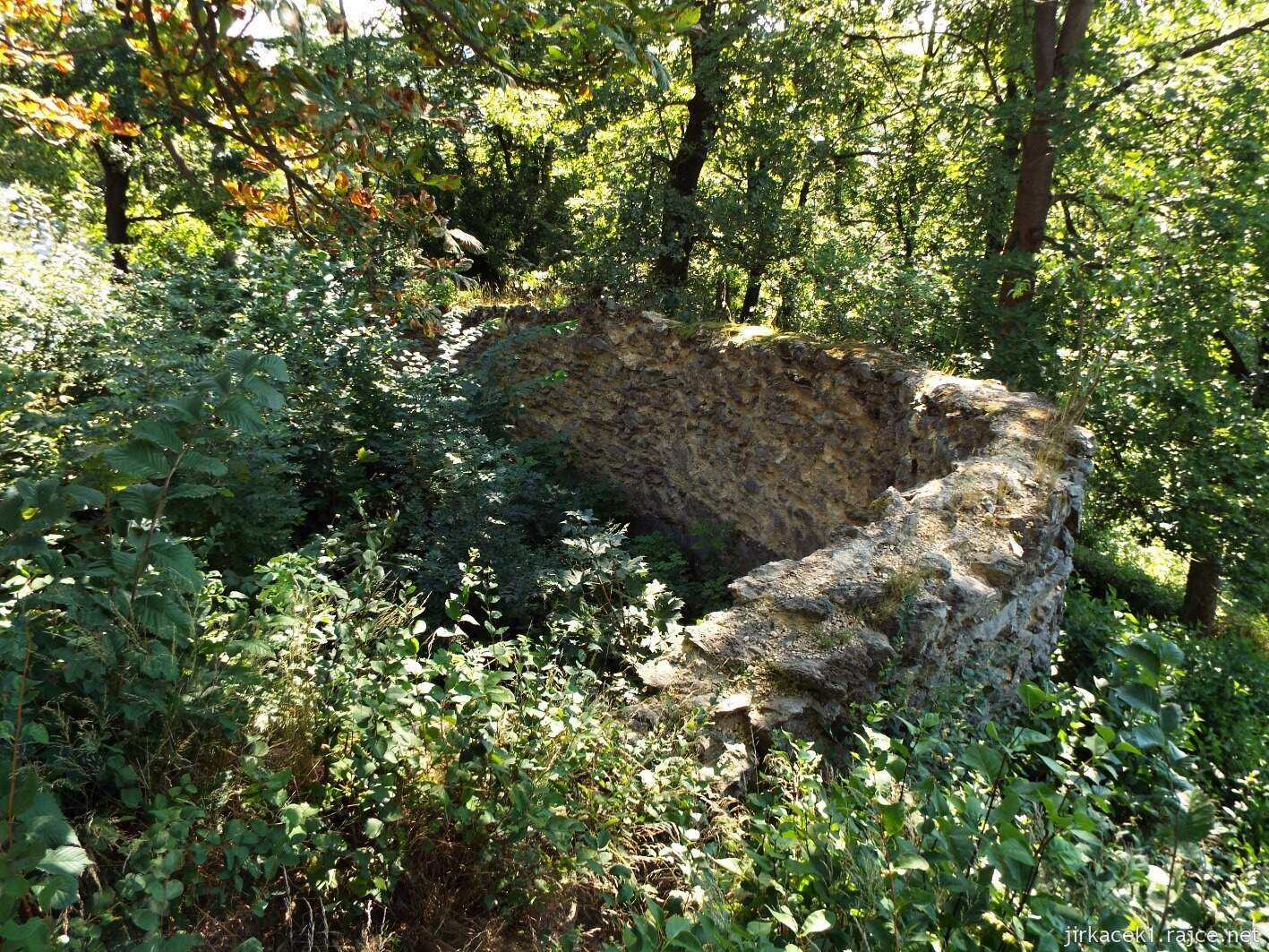 C - Moravský Beroun - Křížový vrch 04 - hrad - hradby v předhradí