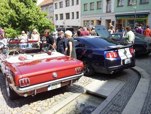 vystavení Mustangů na náměstí v Boskovicích, kam přislo poměrně dosti diváků