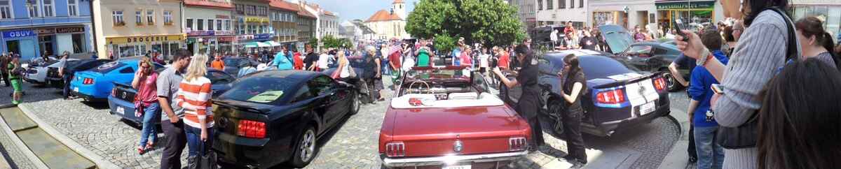 vystavení Mustangů na náměstí v Boskovicích, kam přislo poměrně dosti diváků - panorama
